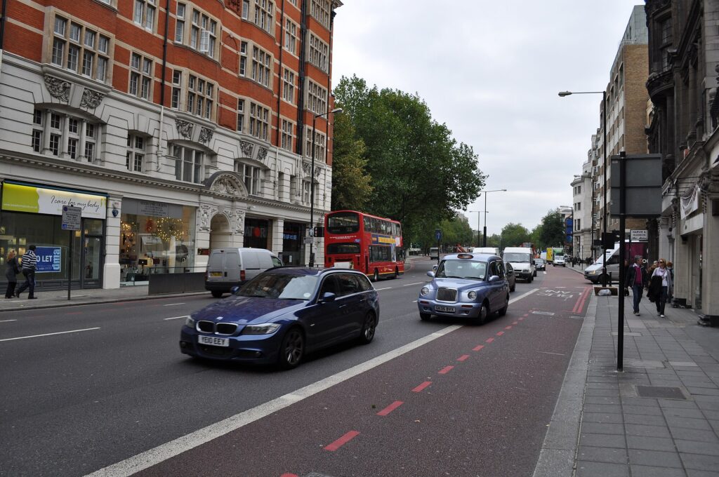 Police Appeal for Witnesses After Armed Robbery at Knightsbridge Shop