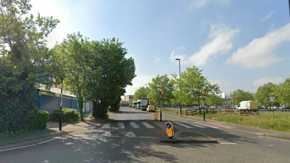 Five arrested and three stabbed in early morning Croydon retail park attack that leaves one dead google street view